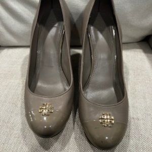 Authentic PreOwned Tory Burch Jolie Logo Wedge closed toe Pump French Gray 10.5M